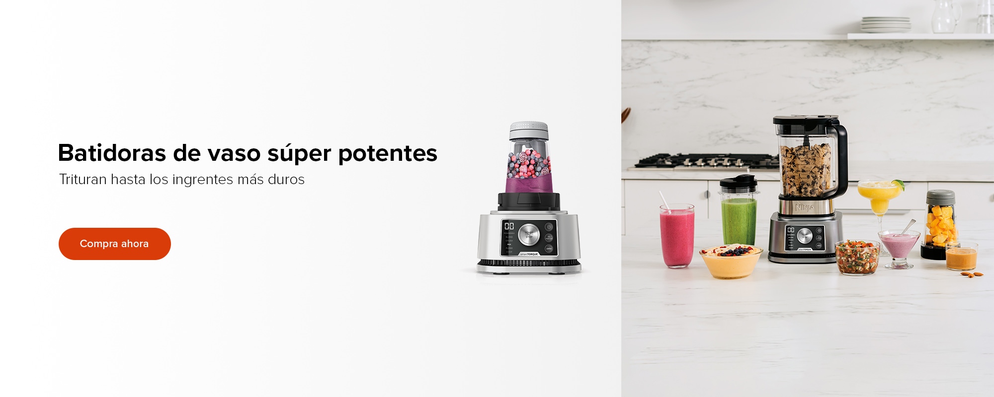 Batidoras de vaso Ninja: Una batidora en una cocina rodeada varios postres y bebidas