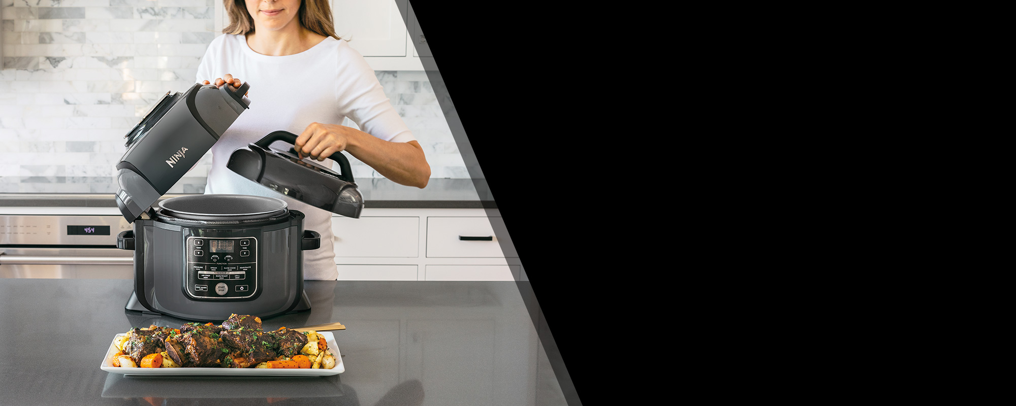 Una mujer en una cocina, cocinando con una olla multifunción Ninja